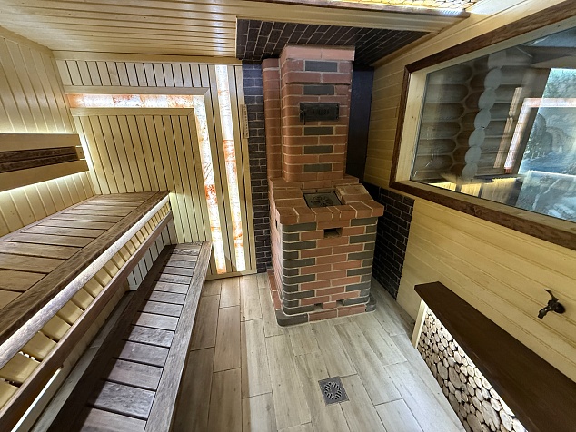 Баня с бассейном внутри